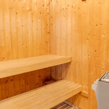 Centrum 24-7 فندق